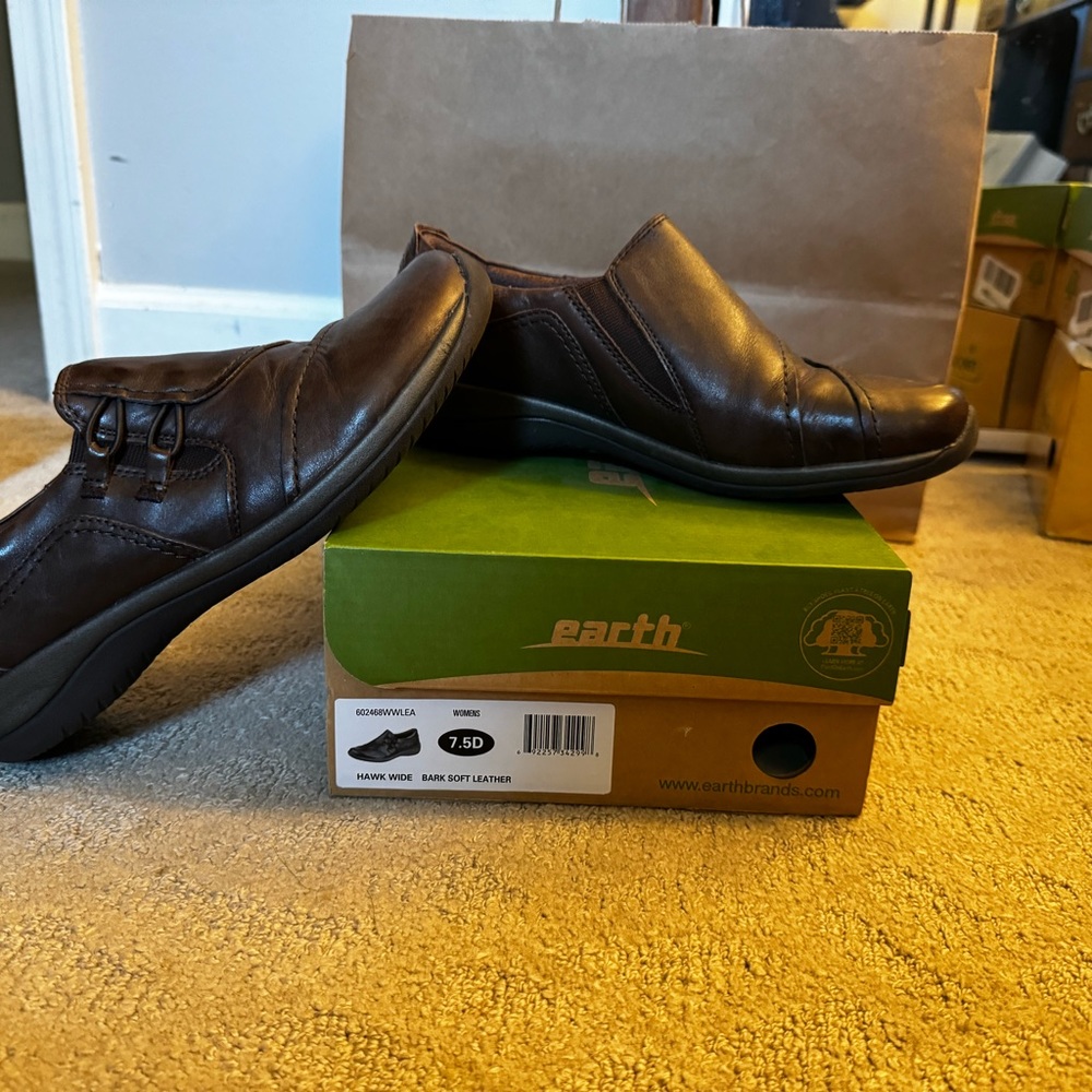 EARTH Hawk Wide. Bark (brown)  soft leather. 7.5 EUC